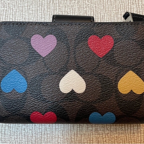 COACH NEW Medium Corner Zip Wallet In Signature Canvas Heart Print. - Picture 2 of 5